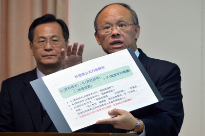 立法院今審議新版電價公式與電價回饋方案，經濟部長鄧振中備妥海報向立委遊說爭取新版電價公式儘速過關，並同意電價回饋方案可以脫鉤先行回饋，讓民眾有感。（中央社）