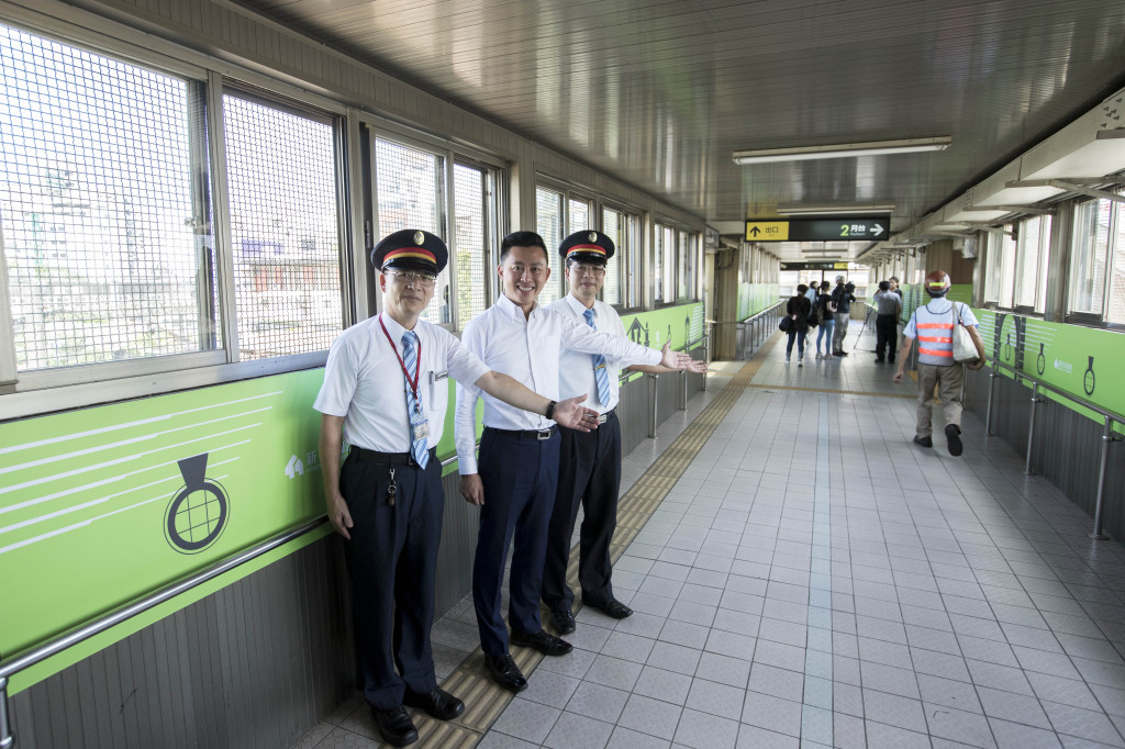 新竹市長林智堅（中）重視城市美學，與台鐵合作妝點百年老車站。圖／竹市府提供