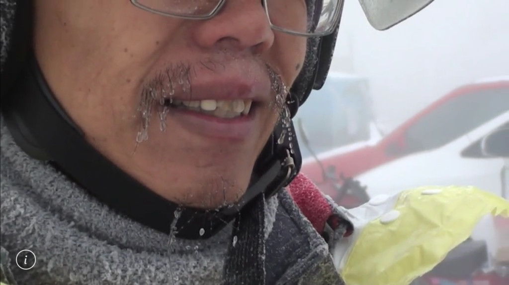 冷！到合歡山莊白天氣溫已達零下，水氣結起冰霜掛在遊客鬍鬚上。圖／新城分局提供 王志偉翻攝