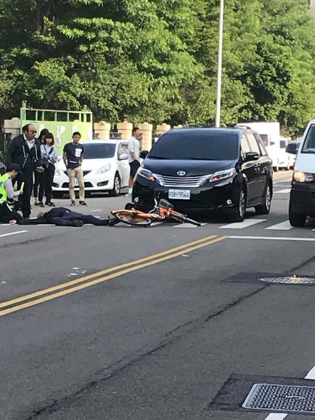 台中市長林佳龍在跑行程中，座車疑似被自行車車主林金連刻意衝撞，自行車倒地，車主送醫中。新聞局長卓冠廷代表市府說明事故發生經過，也説明林金蓮為十三期重劃區中黎明幼兒園園主，因幼兒園免拆或緩拆和重劃業主無法達成協定而訴訟敗訴，市府仍繼續協助處理，希望有多贏結果。（翻攝場面）