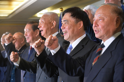 宣布參選國民黨主席的副主席郝龍斌競選總部成立大會15日在台北舉行，郝龍斌（右2）找來父親老部屬退役上將王文燮（右一）出任後援會總會長。圖／中央社