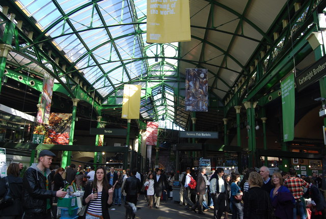 波魯市場是倫敦規模最大、歷史最久的食品市場，是美食街的代名詞。3日晚間卻成為恐攻現場。圖／Wiki, Nigel Chadwick, CC2.0