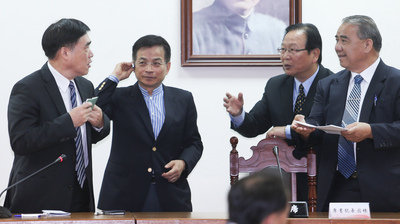 國民黨政策會執行長賴士葆（左2）會後表示，黨團會議決議，國民黨團版修憲案要取回閣揆同意權，落實權責相符。(中央社資料照片)