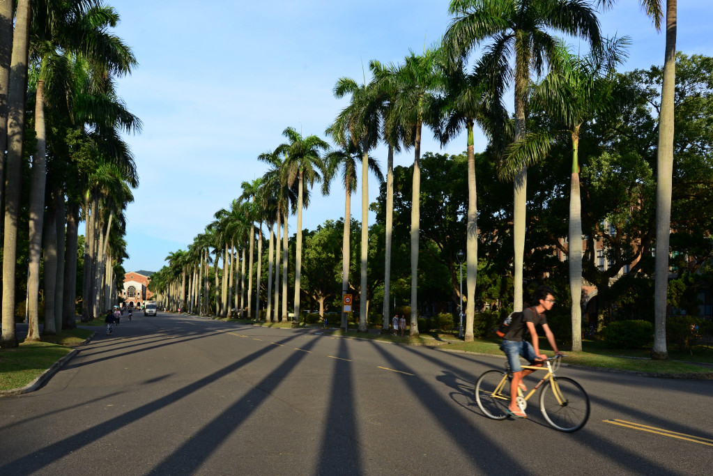 台大學生會在國發會公共政策網路參與平台提案，主張下修《民法》「行為能力人」年齡限制至18歲。圖／民報資料照