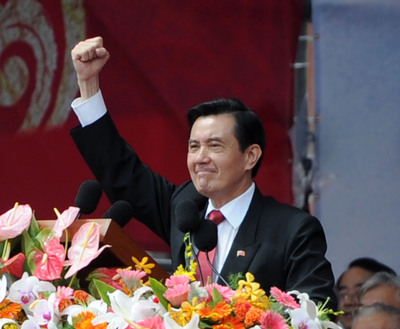 雙十國慶大會10日在總統府前廣場舉行，總統馬英九盼中國「讓一部分人先民主起來」，國台辦昨再度表示立場，要台灣勿對香港「說三道四」。（中央社資料照片）