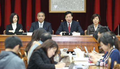 中國國民黨政策委員會代理執行長費鴻泰(右2)5日在國民黨團會議後舉行記者會表示,未來行政院推行重大法案,須由國民黨立法院黨團多數決通過才可推行。(中央社)