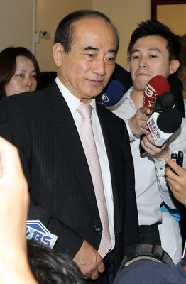 立法院長王金平（前中）19日上午主持行政院各部會組織改造議案協商，媒體追問動向，王金平表示，現在全神貫注議事，但他也強調朱立倫有誠意。（中央社）20150519