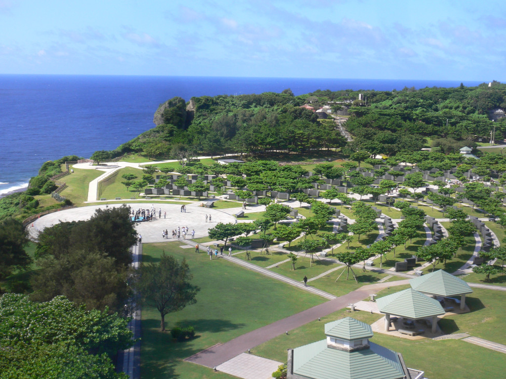 「和平之礎」位於沖繩和平紀念公園，大理石碑陣銘刻死於沖繩戰役的24萬軍民的名字。圖／Wiki, Syohei Arai, 20160929