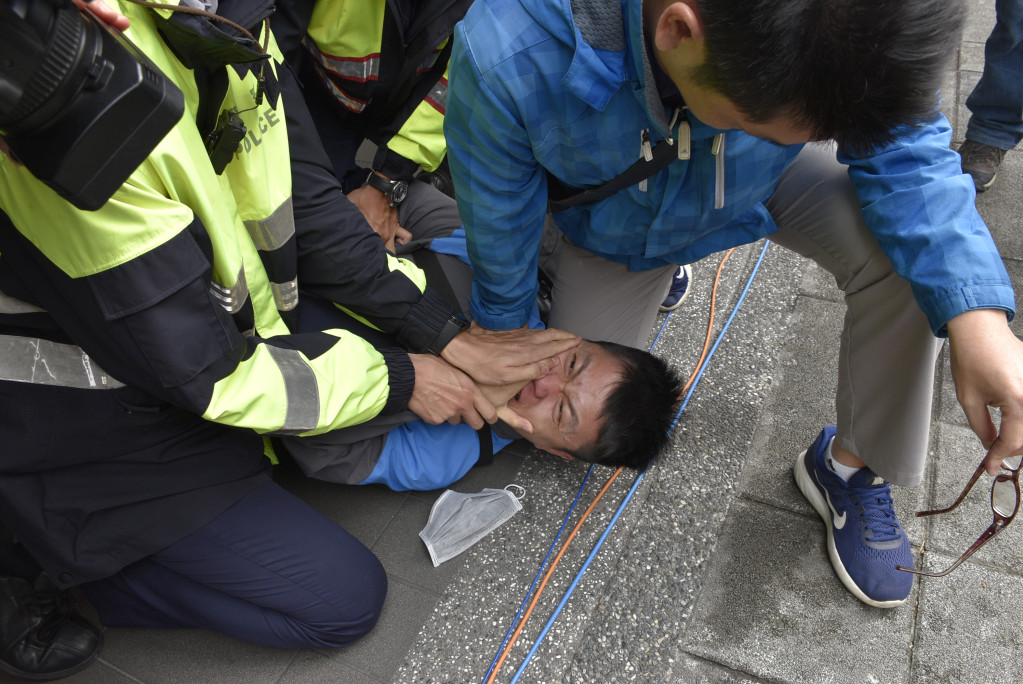 侯友宜在進入辯論會場時，遭到一名男子嗆聲，高喊「警察吃案」。圖／鍾孟軒