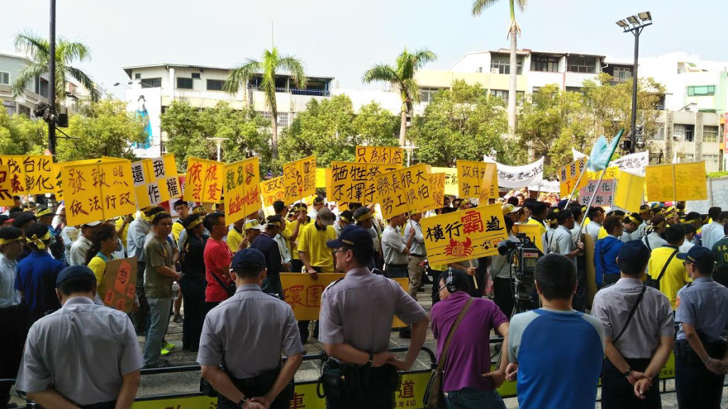 台化不肯增加脫硫設備，也拒絕提供數據，被縣府停發燃煤許可後，四處施壓放話，並以員工失業為由，讓大批員工到縣府抗議，還動員六輕廠大批員工搭遊覽車來聲援。圖／陳婉真