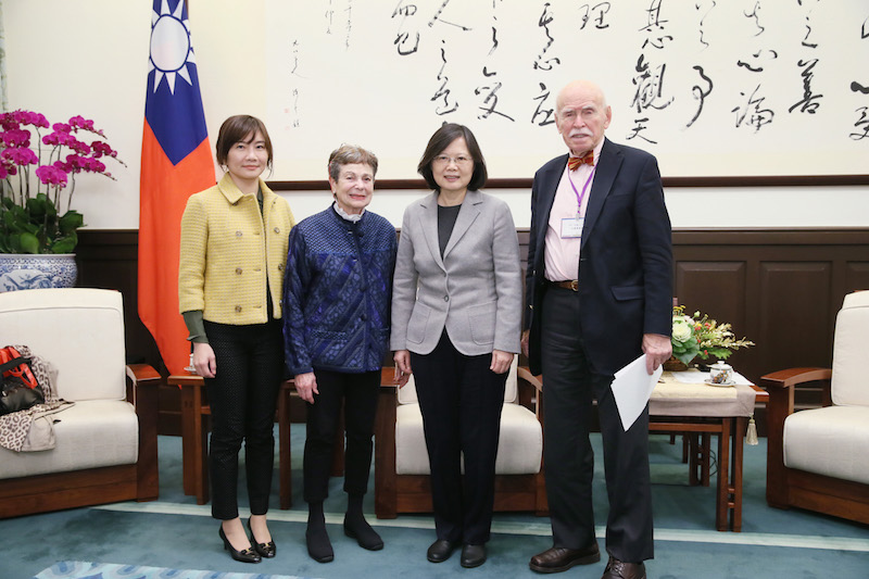 蔡英文總統今天下午接見紐約大學孔傑榮教授夫婦，孔對總統明確宣示成立國家人權委員會表達欣慰之意。圖/總統府提供