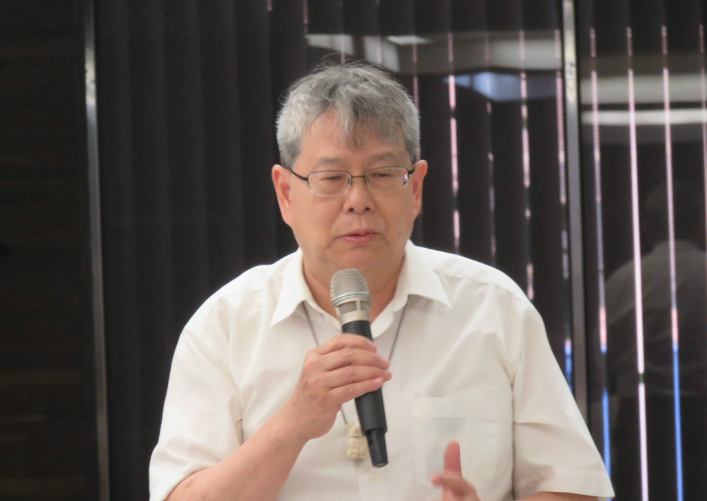 前總統府秘書長陳師孟今天建議,可由監察院解決,目前27席監委中,有16位監委由前總統馬英九提名擔任,若總統蔡英文立刻補提名11位,在民進黨國會多數下可望獲通過,轉型正義案件通過的機率也將增加,扁案也可望獲得解套。(記者唐詩攝影)20160528