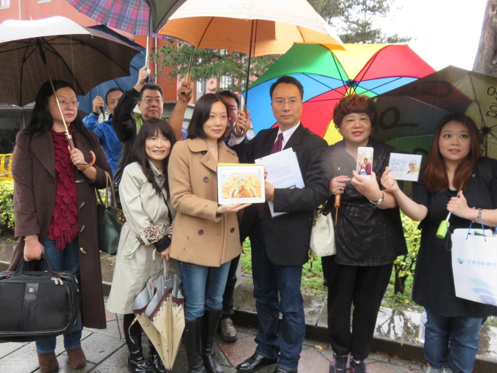 台灣國際藏傳法脈總會組成的台灣宗教代表團，今天下午赴總統府遞交連署請願書，希望馬政府核發簽證，讓達賴喇嘛親自來台接受全體佛教徒為其80大壽獻上慶賀與祝福。（記者林冠妙攝20150323）