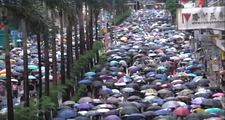 香港實施《禁蒙面法》第2天，上萬民眾今（6）日冒雨在港島、九龍舉行「反極權反緊急法」大遊行。圖／擷自立場新聞直播影片