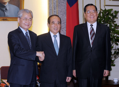 行政院長毛治國（左）與總統府秘書長曾永權（右）拜會立法院長王金平（中），「報告」馬習會事宜。(中央社)