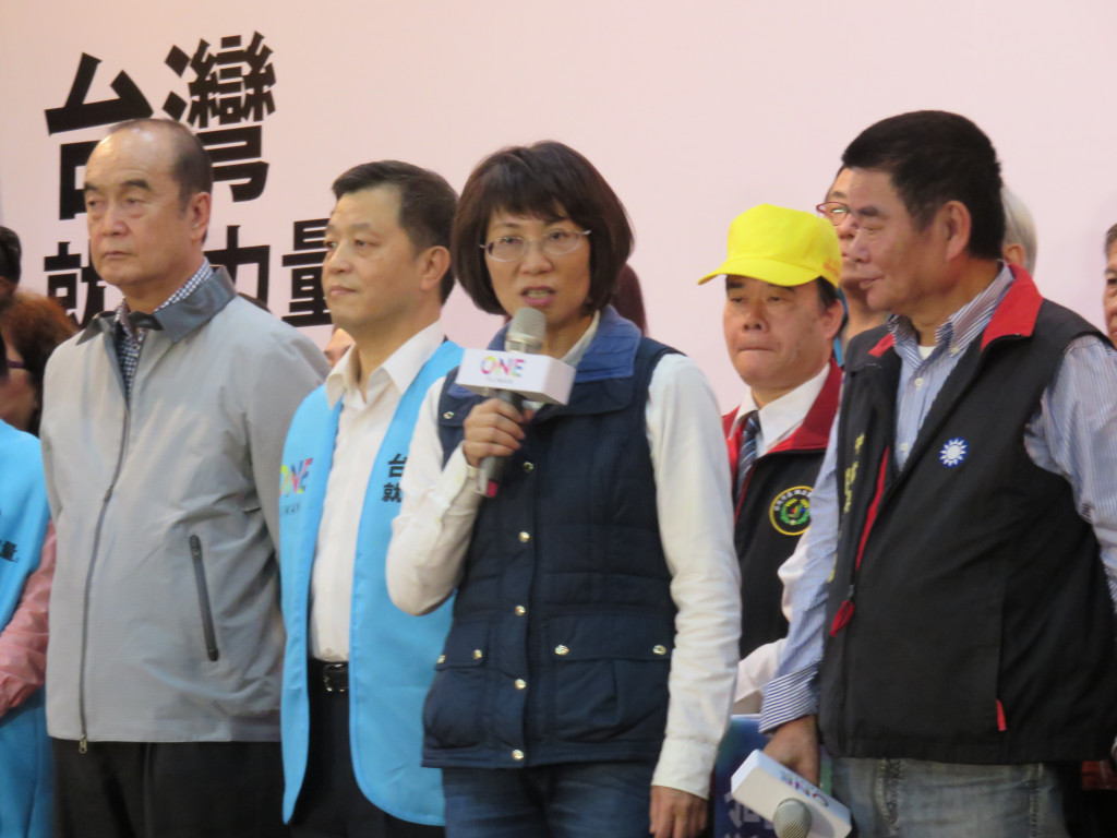 國民黨副總統候選人王如玄22日晚間參加勞工後援會成立大會，數百位工會負責人以及勞工代表參加，氣氛熱烈。前勞委會主委謝深山、勞動部長陳雄文都到場相挺。（記者唐詩攝影）