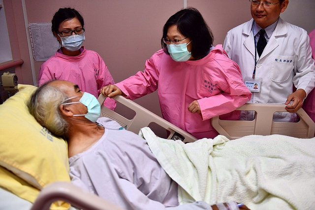 總統今天下午到苗栗醫院探視搶修復電，墜谷受重傷的呂麗賓，並慰問家屬。圖／總統府提供