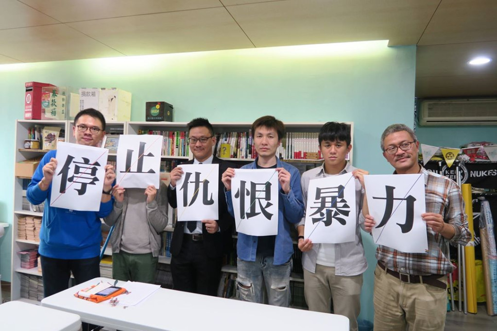 台灣同志諮詢熱線協會7日陪同男同志楊凱均召開記者會譴責暴力行為，楊凱均在1203凱道的反同婚活動場外揮舞彩虹旗，遭到一名男性衝撞飛踢而肋骨裂傷。圖／台灣同志諮詢熱線提供