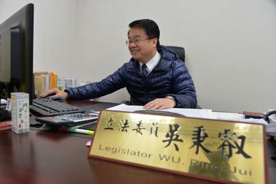 民進黨團幹事長吳秉叡今(20)日表示,國民黨團在昨天院會中阻擋「不當黨產條例」付委審查,實在令人失望;他指出,下週五將繼續列案,不排除要求表決,讓法案順利交付委員會審查。(見圖,中央社資料照片)