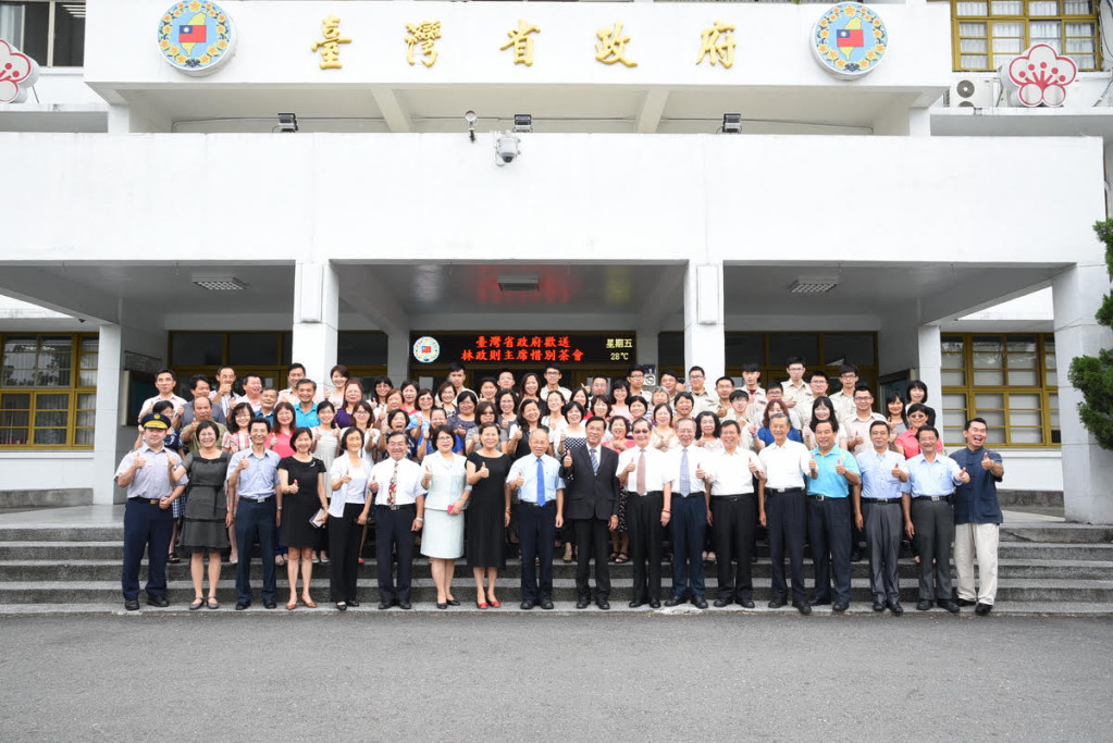 已虛省的「省主席」林政則隨政府更迭而交接，全省政府員工和林政則（前排中央白上衣藍領帶）合影留念。(圖：南投縣政府）