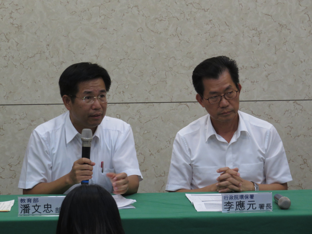 教育部長潘文忠(左)29日跟環保署長李應元(右)、衛福部長林奏延等召開聯合記者會說明許厝國小分校遷校事宜，表示教育部將全力協助，也希望家長一起維護孩童受教權跟健康。圖／李秉芳