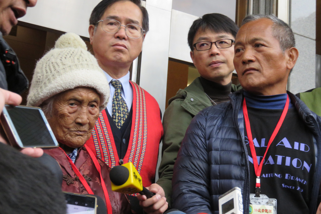 台東布農族人Talum（右）非常上訴案今天開庭，在95歲媽媽（左）陪同下親自出庭，也創下直播首例。圖／林冠妙