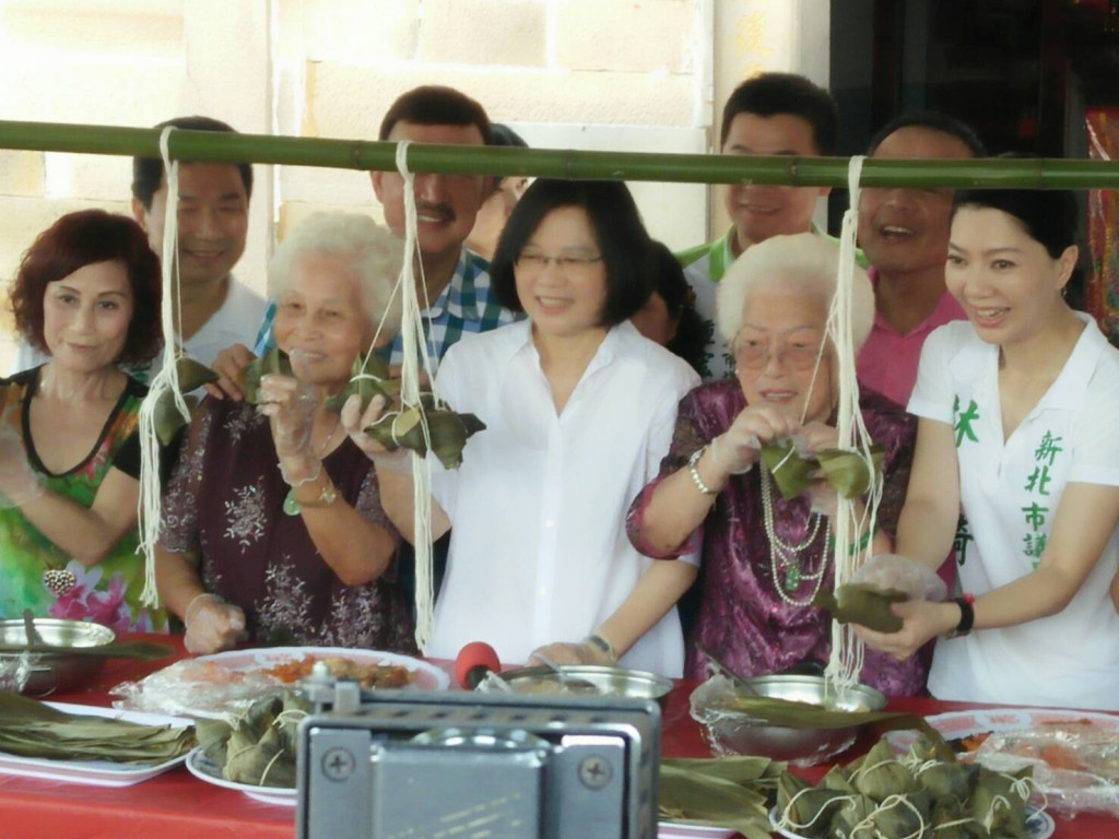 總統蔡英文去年在貢寮包粽子。圖/民報資料