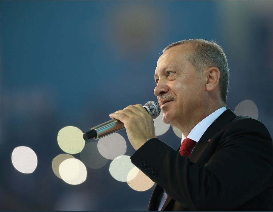 在6月大選贏得連任的土耳其總統艾爾段(Tayyip Erdogan)9日宣誓就職，承諾將帶來一個「強力的政府與國家」。而在展開新任期後數小時，他就任命女婿為財政部長。圖／擷取自艾爾段Twitter