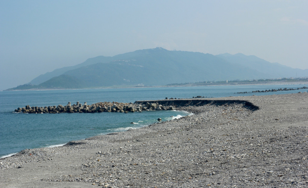 緊鄰花蓮市區的南北濱海岸因屬侵蝕海岸，50年來已經退縮200公尺，沿線被投入大量消波塊。圖／王志偉