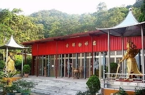 來到吉祥禪寺莊嚴神聖依在，但是寺前的樹木都長大了，所以再也看不到龜山島海景了！