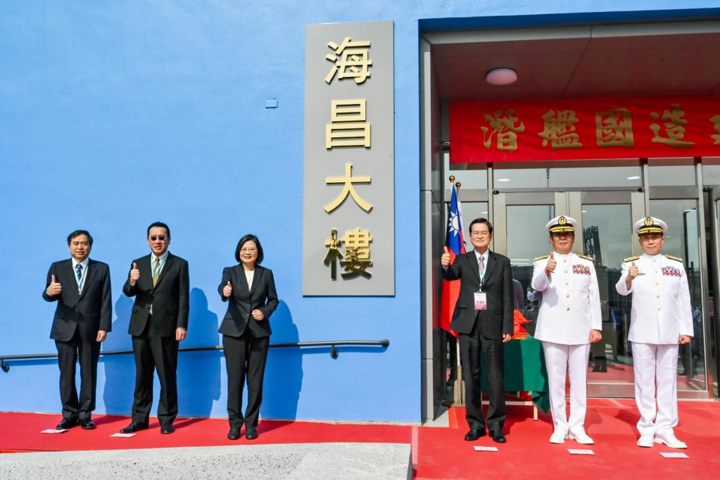 總統蔡英文2020年11月主持潛艦國造開工典禮，並為「海昌大樓」揭牌。圖／擷自海軍臉書