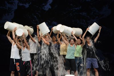 雲門舞集藝術總監林懷民20日接受文化部長龍應台挑戰淋冰水,林懷民同時呼籲,在響應冰桶公益的同時,也要持續關注高雄氣爆災民。(雲門舞集提供)中央社