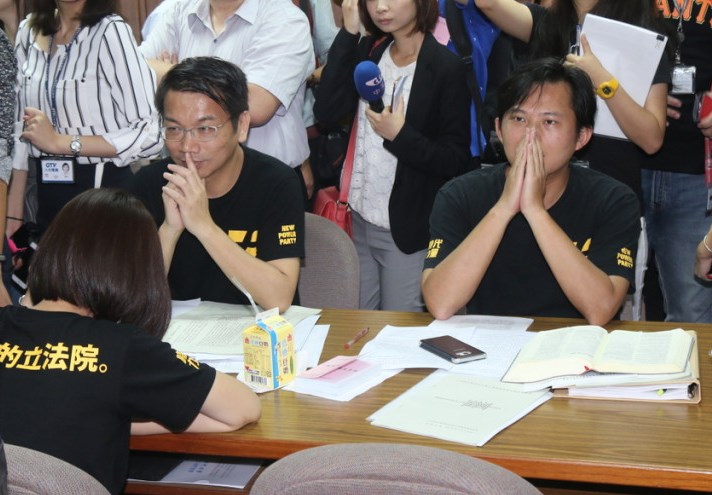立法院的衛環委員會把遲遲無法定案的勞基法修正草案送出了委員會，讓各黨版本進入政黨協商的次一階段。整個混亂的審查過程中，依稀有一兩聲「荒野的呼喊」，原來是來自「時代力量黨」的立委。圖／本報資料照（何豪毅 攝）