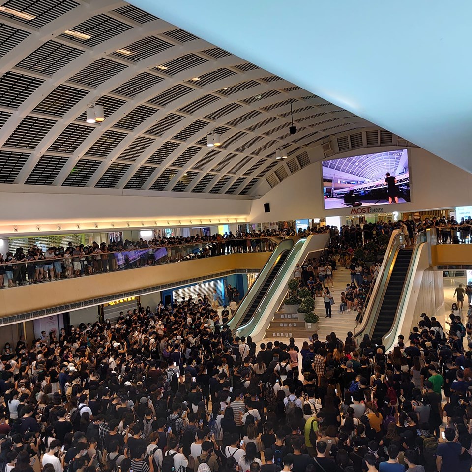 抗議港府強行通過《禁蒙面法》，數千馬鞍山人在「新港城中心」集體宣讀《香港臨時政府宣言》。圖／取自字悠野粉專