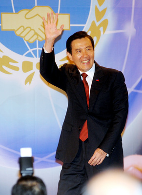 民進黨批評馬政府是「頂新門神」，質疑馬總統邀頂新回台，為頂新護航，國民黨反批民進黨拿不出證據，並諷刺民進黨「賠180萬嫌不夠多嗎」？（中央社資料照片）