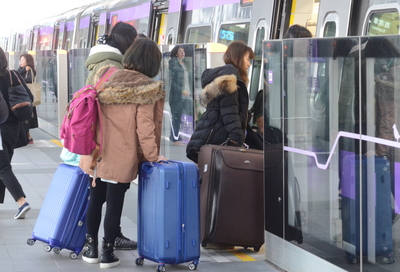 機場捷運2日正式營運，不少旅客選擇搭乘機捷到桃園機場出國，桃捷預估通車後替代率可達25%-40%。（圖／中央社）