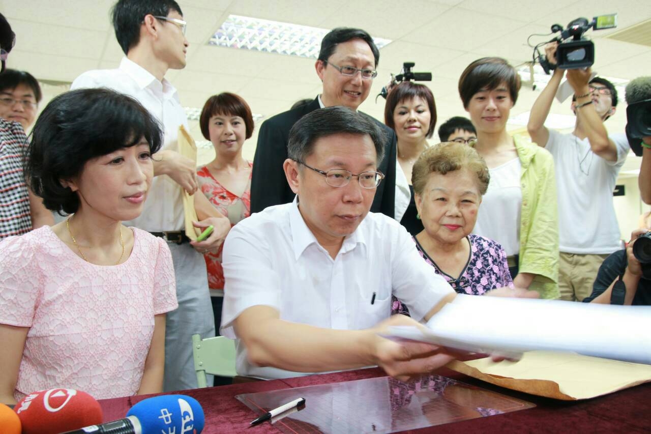 台北市長參選人柯文哲今天（5日）正式完成登記參選，對於台權會等團體批評對歷史無知，柯陣營回應「虛心請教，認真傾聽」。（朱蒲青攝）　