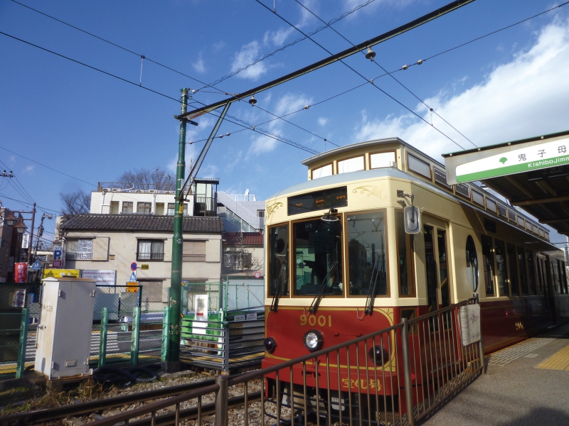 「都電」荒川線，是東京碩果僅存的路面電車，平均時速十四點六公里，可享受超級「slow」的昭和時代風情。