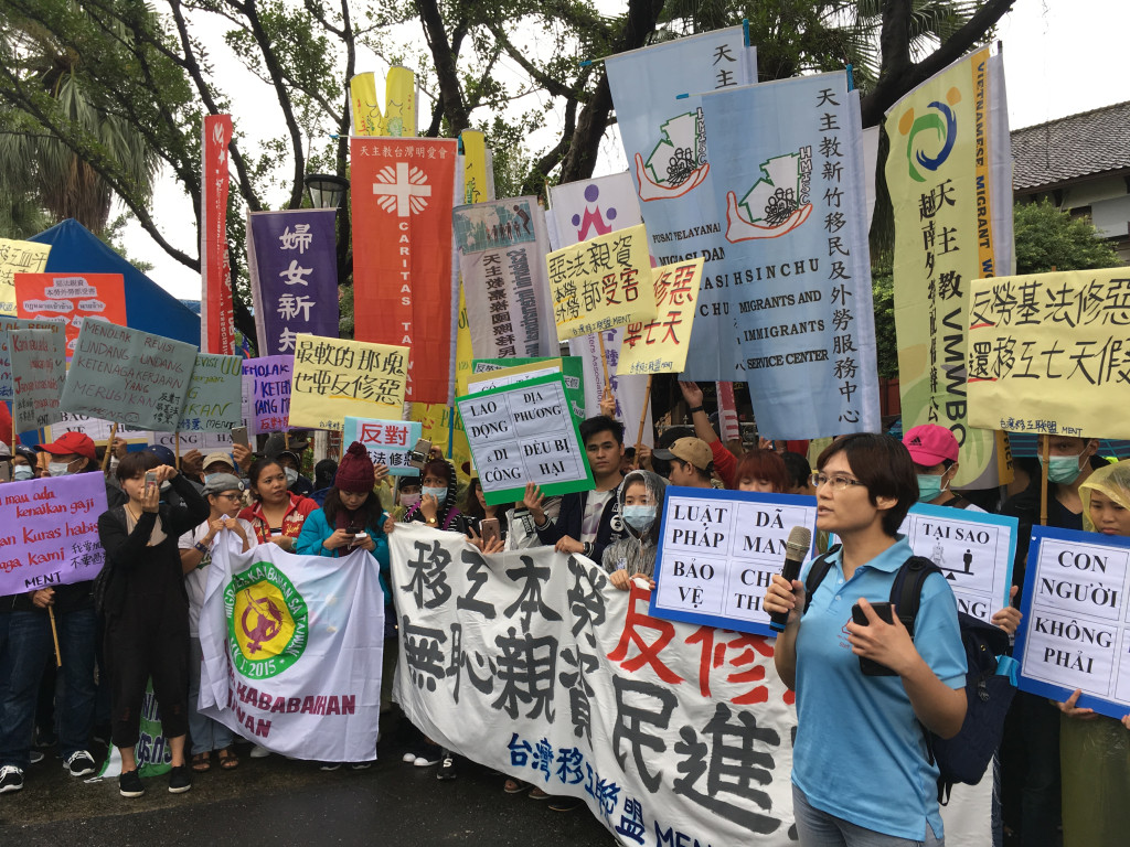 台灣移工聯盟和近百名外籍移工到立法院前抗議勞基法修法。圖／李秉芳