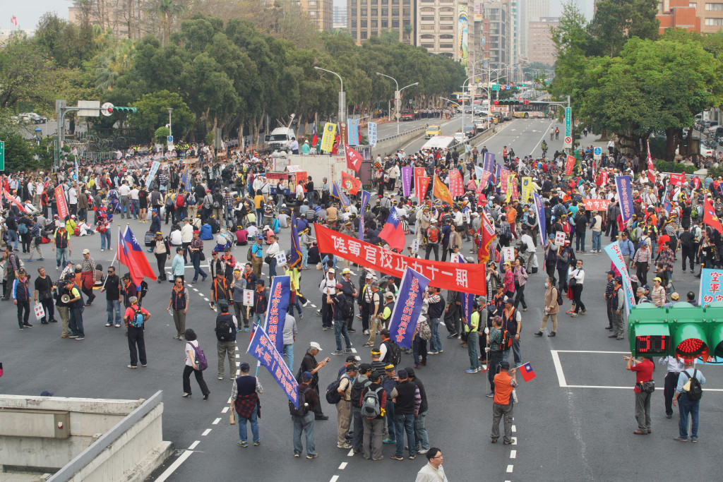 退休警消人員為反對蔡政府年金改革方案，下午佔據行政院前的中山南路、忠孝東路口癱瘓交通。圖/張良一