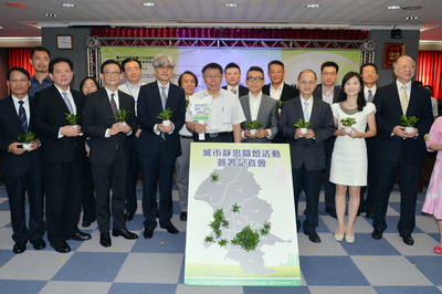 「城市靜思」關燈活動簽約儀式23日在台北市政府舉行,市長柯文哲(前中)與企業代表一起約定每月關燈1小時,努力達到全市節電2%的目標。(中央社資料照片)