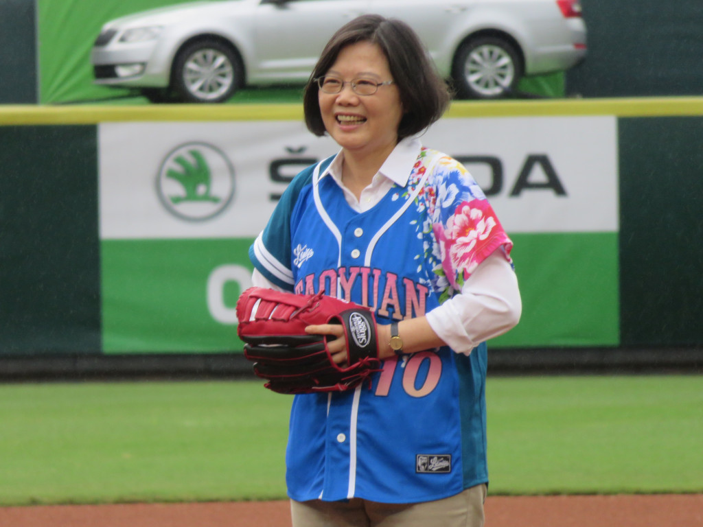 總統蔡英文今（11）日參加中職桃猿隊「藍鵲趴」為比賽開球，並對決台灣英雄陳金鋒。（記者唐詩攝影）20160611