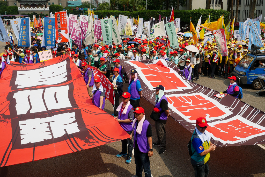 2018五一勞工大遊行共分四個大隊，分別為「拼公投」、「要加薪」、「爭勞權」、「反過勞」。圖／張家銘