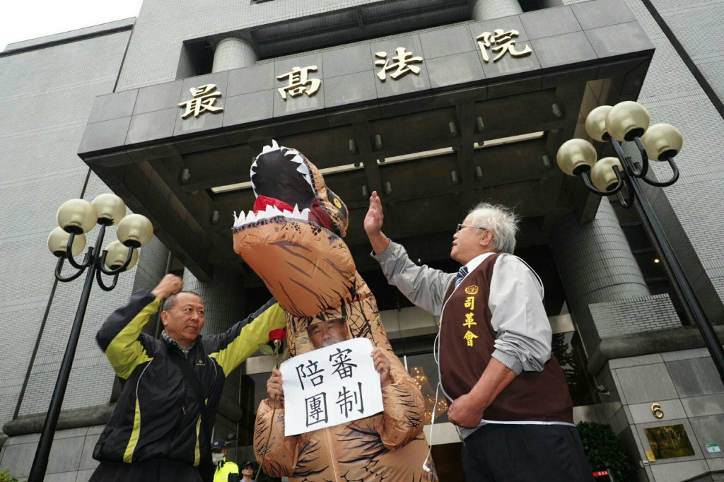 司法改革國是會議第四分組針對「人民參審或陪審的議題」召開公聽會，6組機關與專家學者進行意見陳述，長期推動陪審制的台灣陪審團協會理事長張靜在最高法院門口表達立場，並向與會法官送玫瑰。圖／張家銘