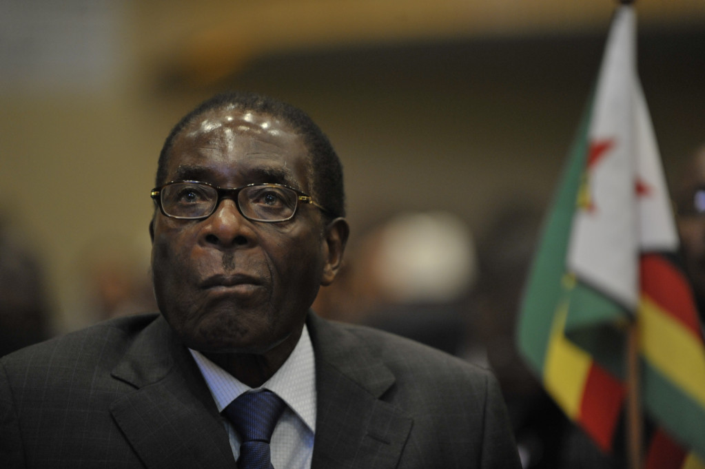 辛巴威高齡93歲總統穆加比（Robert Mugabe）已掌權達37年，由於年事已高，接班問題浮上檯面，呼聲最高的接班人選、副總統姆曼嘉瓦（Emmerson Mnangagwa）日前被穆加比開除。圖為Robert Mugabe. 圖／wiki公有資源