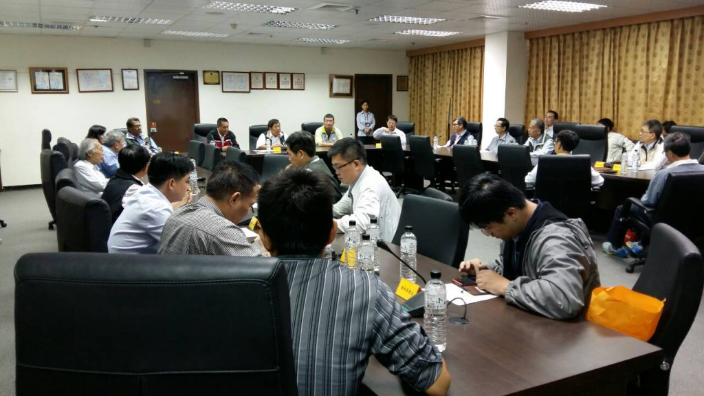 環保局長魯臺營率隊組成聯合稽查小組於核三廠聽取簡報。(照片/屏東縣府提供)