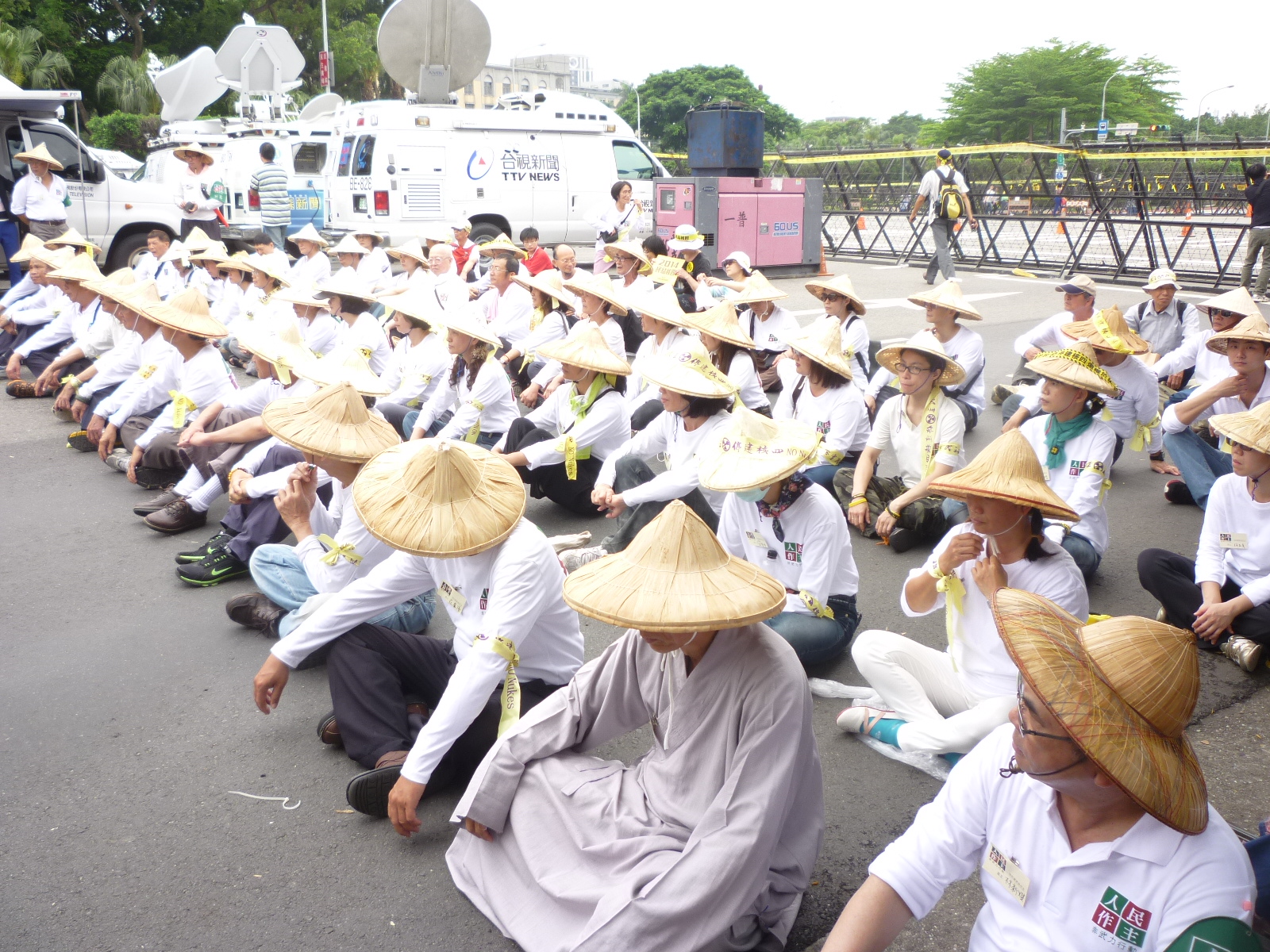 人民作主26日行腳到凱道靜坐，全員禁食、禁語，默思。（攝影：林冠妙）