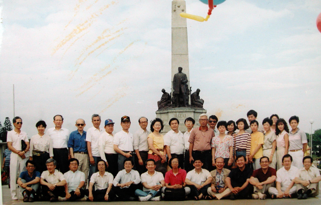 1991年3月，海內外台灣政治領袖，在菲律賓馬尼拉舉行「海外懇談會」，討論台灣制憲，通過「制憲建國」策略。後排左三黃昭堂博士。民進黨前主席江鵬堅、姚嘉文、施明德、葉菊蘭、盧修一、黃爾璇、李勝雄、林宗正、林永生、邱連輝、洪奇昌、邱義仁、陳婉真、陳唐山、張燦鍙等數十人參加。圖／邱萬興提供