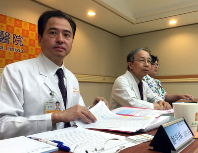 八仙樂園粉塵爆燃事件，林口長庚醫療團隊今天表示，截至目前林口長庚共收治58名傷患，已有12人出院，仍有46人分別住在加護及普通病房。(圖左一:林口長庚醫院副院長鄭明輝／中央社資料照)