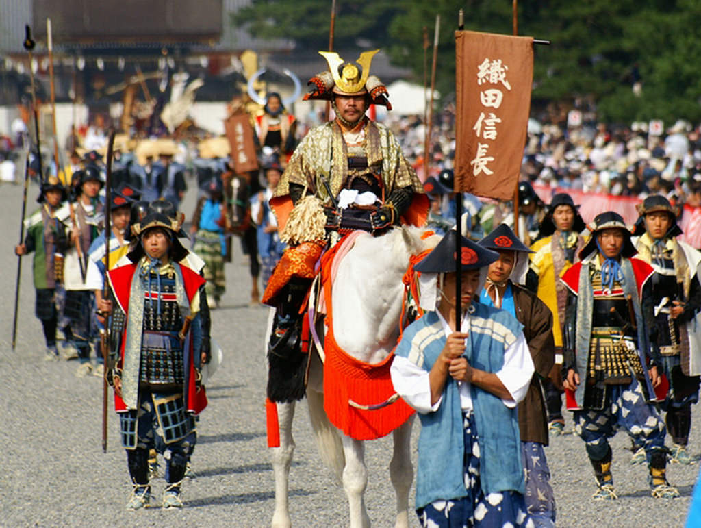 京都時代祭被視為日本歷史縮影，綿延兩公里的遊行隊伍，千年來的歷史人物燈穿越時空登場了。圖為戰國時代機統天下的將軍織田信長。圖/取材自http://kyoto.travel/tw